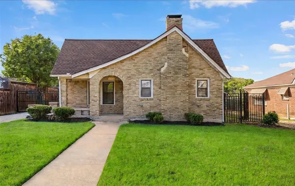 $2,400 | 2304 Yucca Avenue, Fort Worth, TX 76111
