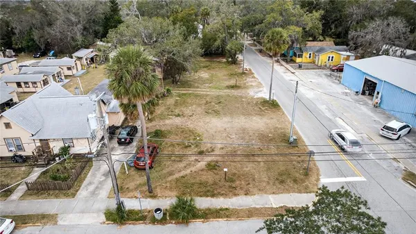 a view of a yard with a house
