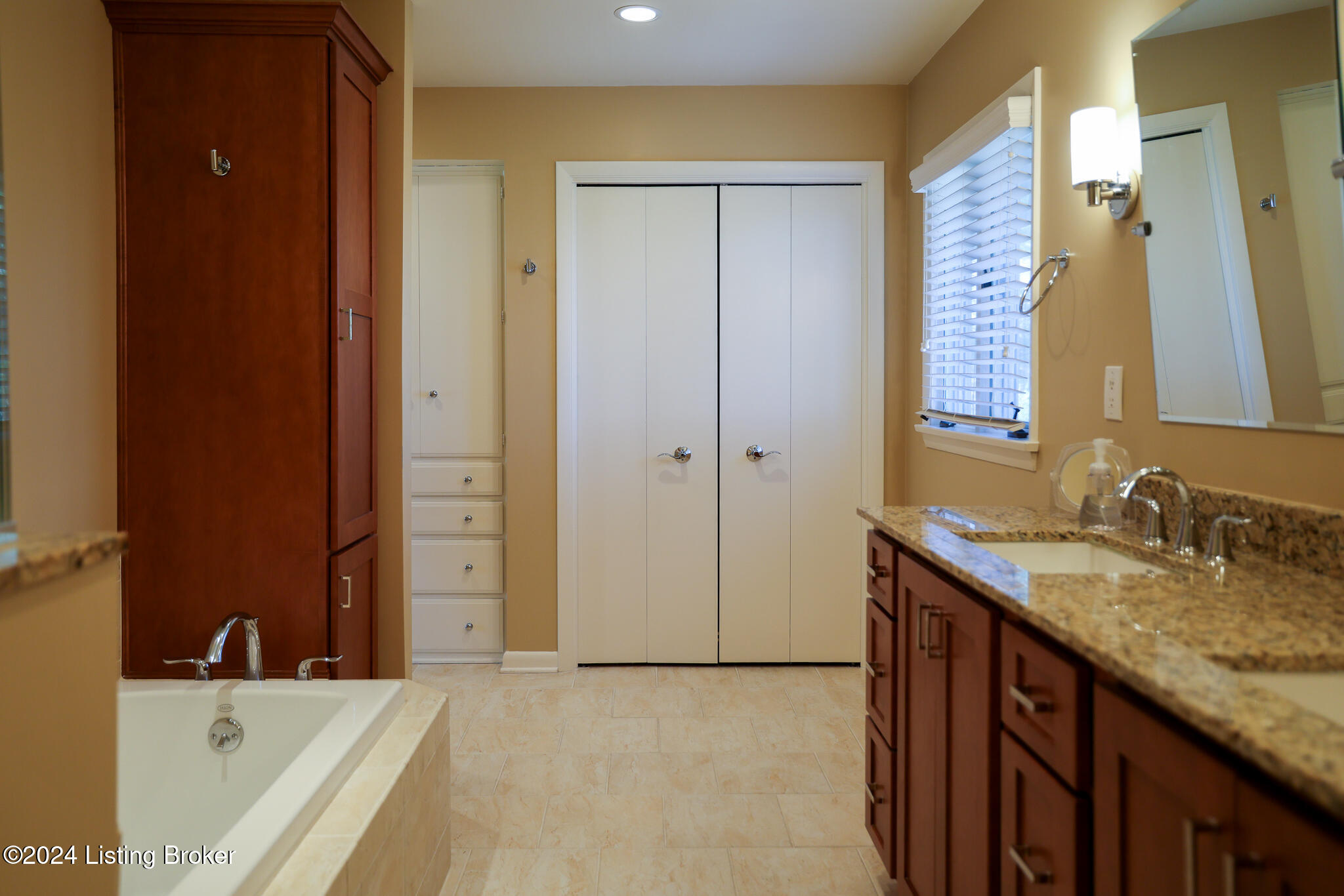 6107 Innes Trace Road Louisville, KY 40222 - Photo 27 of 52 Primary Bath