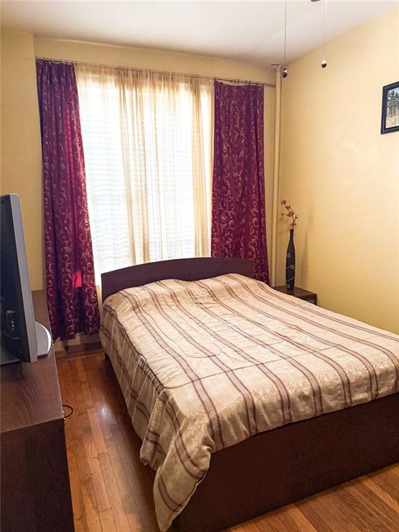 3039 Ocean Parkway, Unit B6 Brooklyn, NY 11235 - Photo 10 of 12 a bedroom with a bed and a window