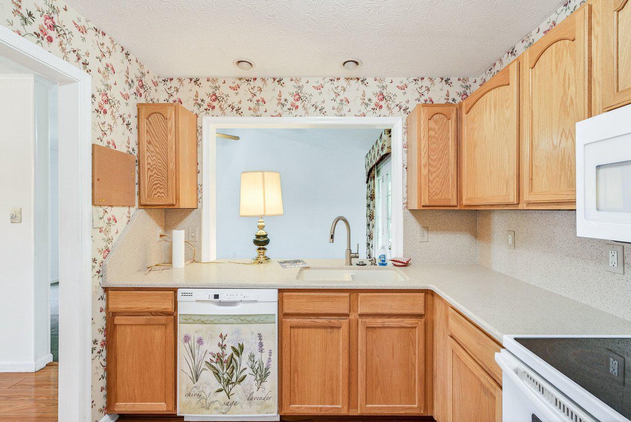 849 South Ox Road Woodstock, VA 22664 - Photo 17 of 51 Charming kitchen with floral accents.