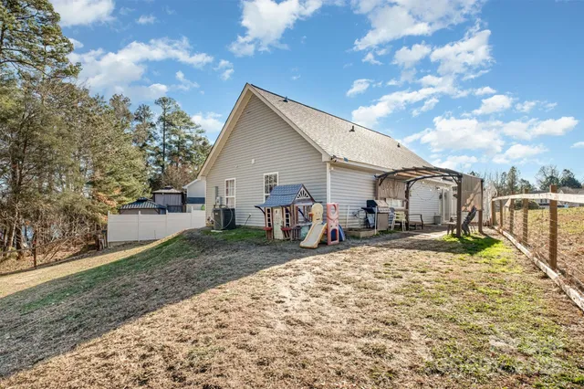 a view of a house with backyard
