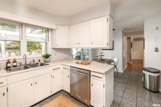 $299,500 | 27 West Pinewood Drive, Carbondale, IL 62901