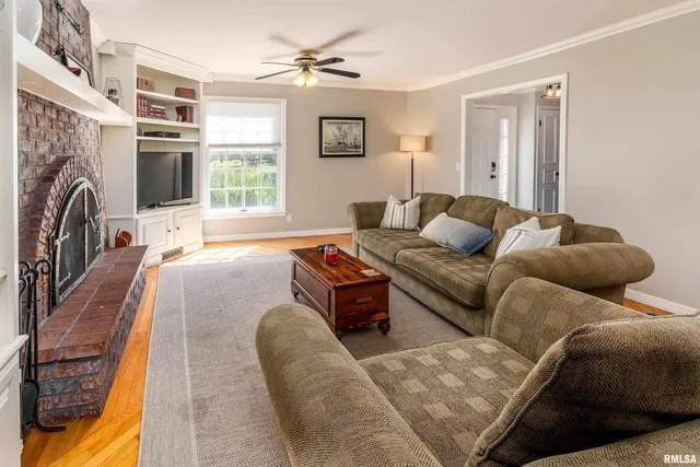 $299,500 | 27 West Pinewood Drive, Carbondale, IL 62901