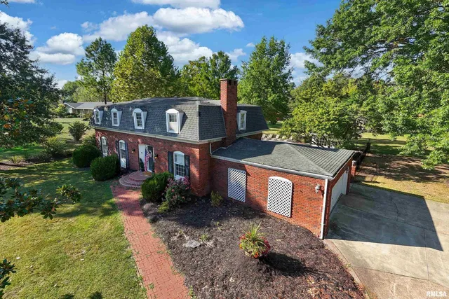 $299,500 | 27 Pinewood Drive, Carbondale, IL 62901