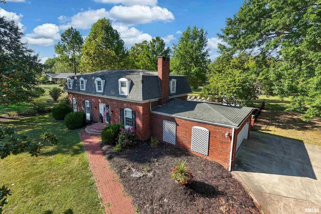 $299,500 | 27 West Pinewood Drive, Carbondale, IL 62901