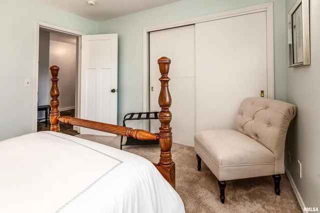 $299,500 | 27 West Pinewood Drive, Carbondale, IL 62901