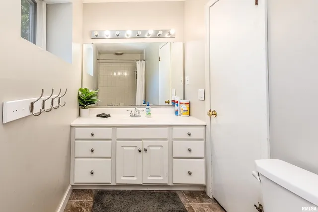 $299,500 | 27 Pinewood Drive, Carbondale, IL 62901