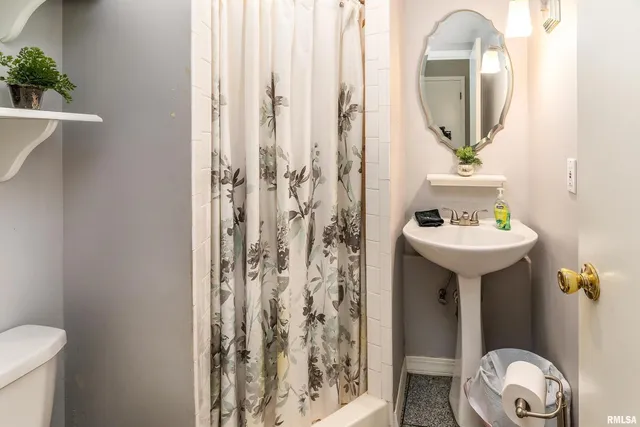 $299,500 | 27 West Pinewood Drive, Carbondale, IL 62901