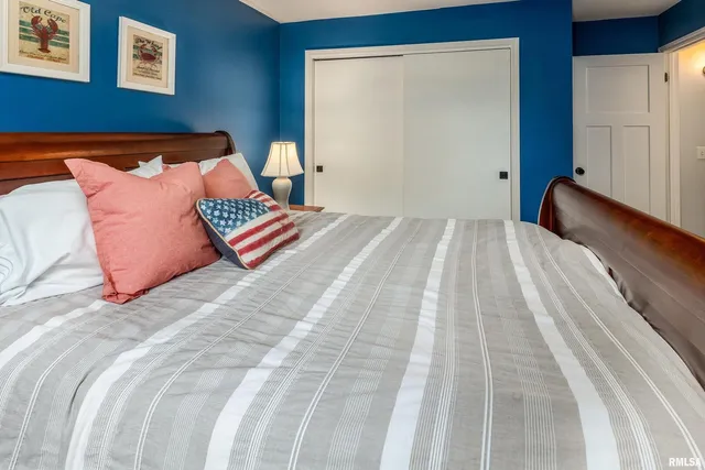 $299,500 | 27 West Pinewood Drive, Carbondale, IL 62901