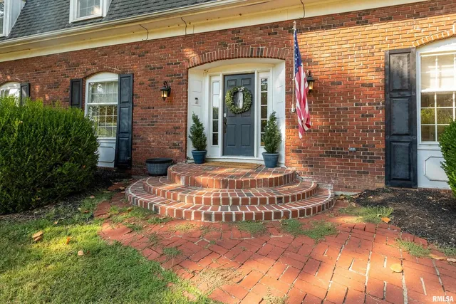 $299,500 | 27 Pinewood Drive, Carbondale, IL 62901