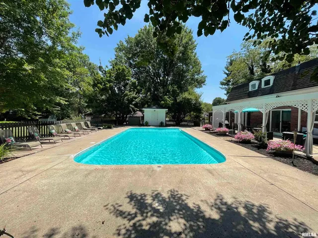 $299,500 | 27 West Pinewood Drive, Carbondale, IL 62901