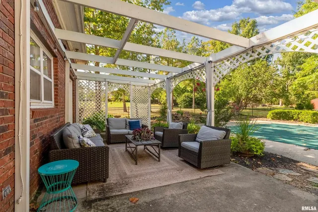 $299,500 | 27 Pinewood Drive, Carbondale, IL 62901