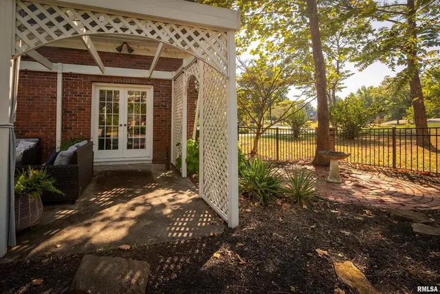 $299,500 | 27 West Pinewood Drive, Carbondale, IL 62901