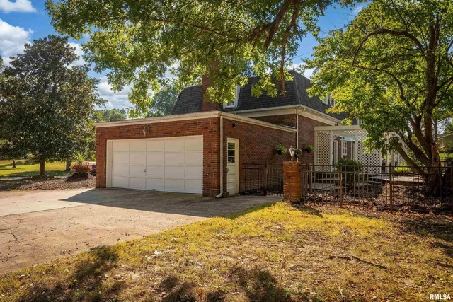 $299,500 | 27 Pinewood Drive, Carbondale, IL 62901