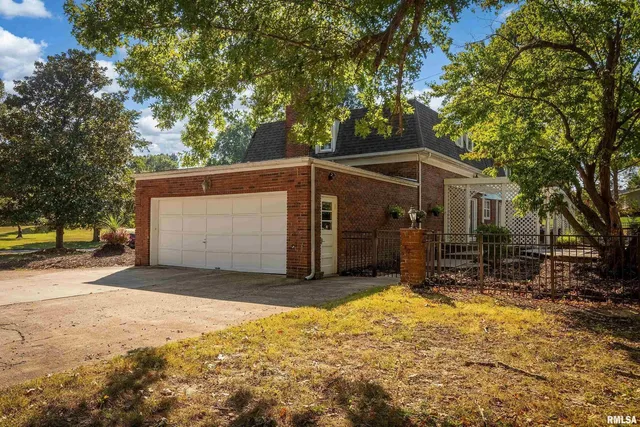 $299,500 | 27 West Pinewood Drive, Carbondale, IL 62901