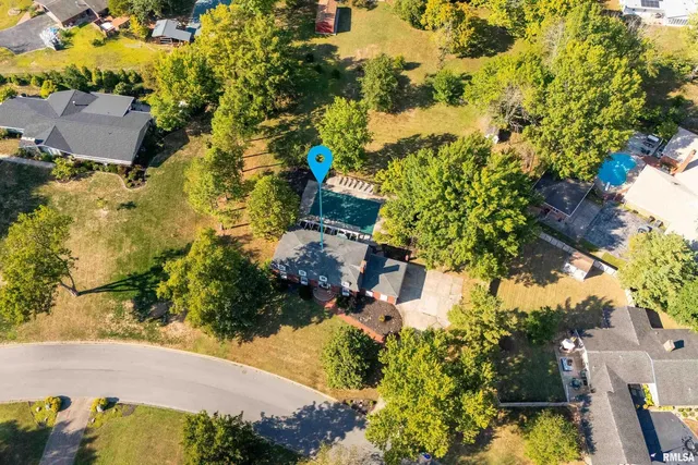 $299,500 | 27 West Pinewood Drive, Carbondale, IL 62901