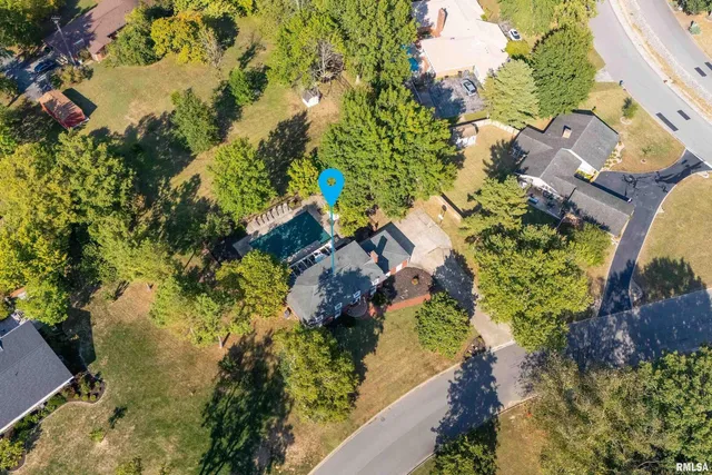 $299,500 | 27 West Pinewood Drive, Carbondale, IL 62901