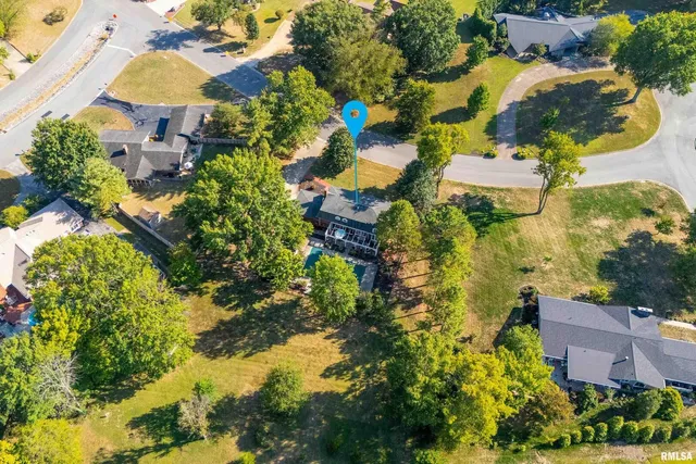 $299,500 | 27 West Pinewood Drive, Carbondale, IL 62901