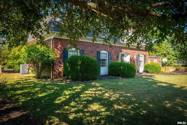 $299,500 | 27 West Pinewood Drive, Carbondale, IL 62901