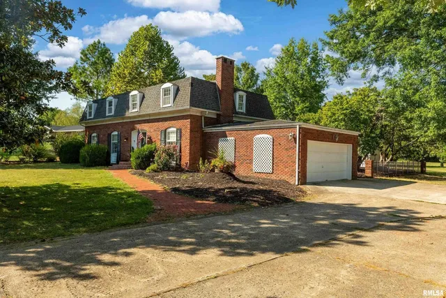 $299,500 | 27 West Pinewood Drive, Carbondale, IL 62901