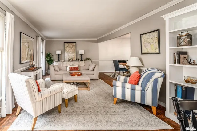 $299,500 | 27 West Pinewood Drive, Carbondale, IL 62901