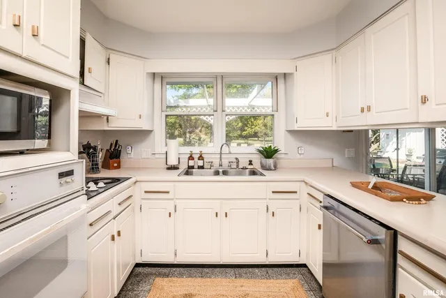 $299,500 | 27 West Pinewood Drive, Carbondale, IL 62901