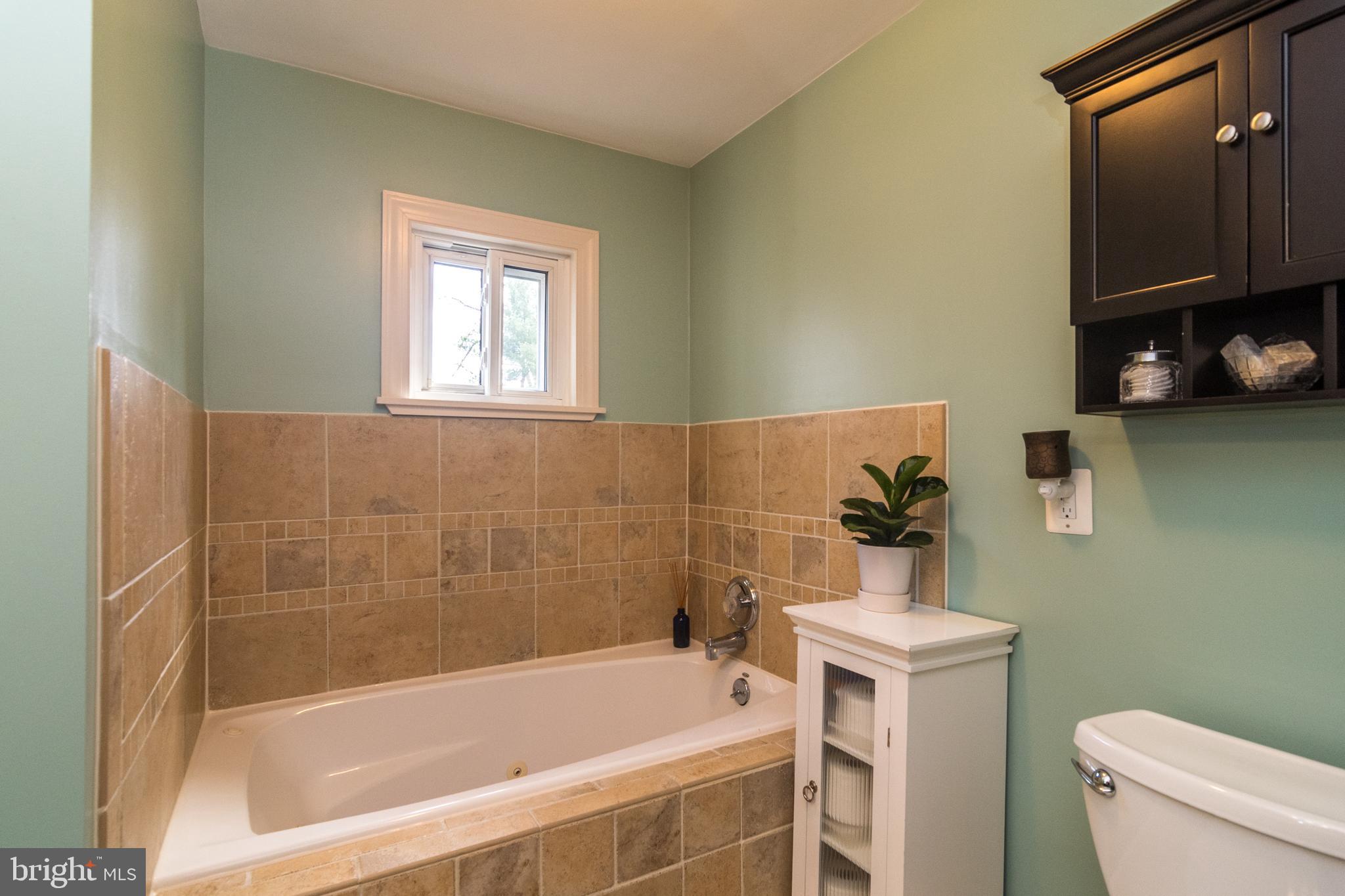 1358 Koffel Road Hatfield, PA 19440 - Photo 27 of 43 Large bathtub