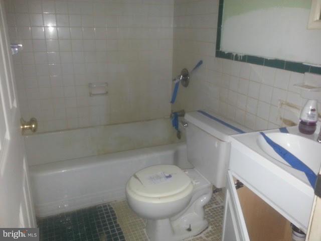 5111 Brookwood Road Baltimore, MD 21225 - Photo 2 of 14 Bath