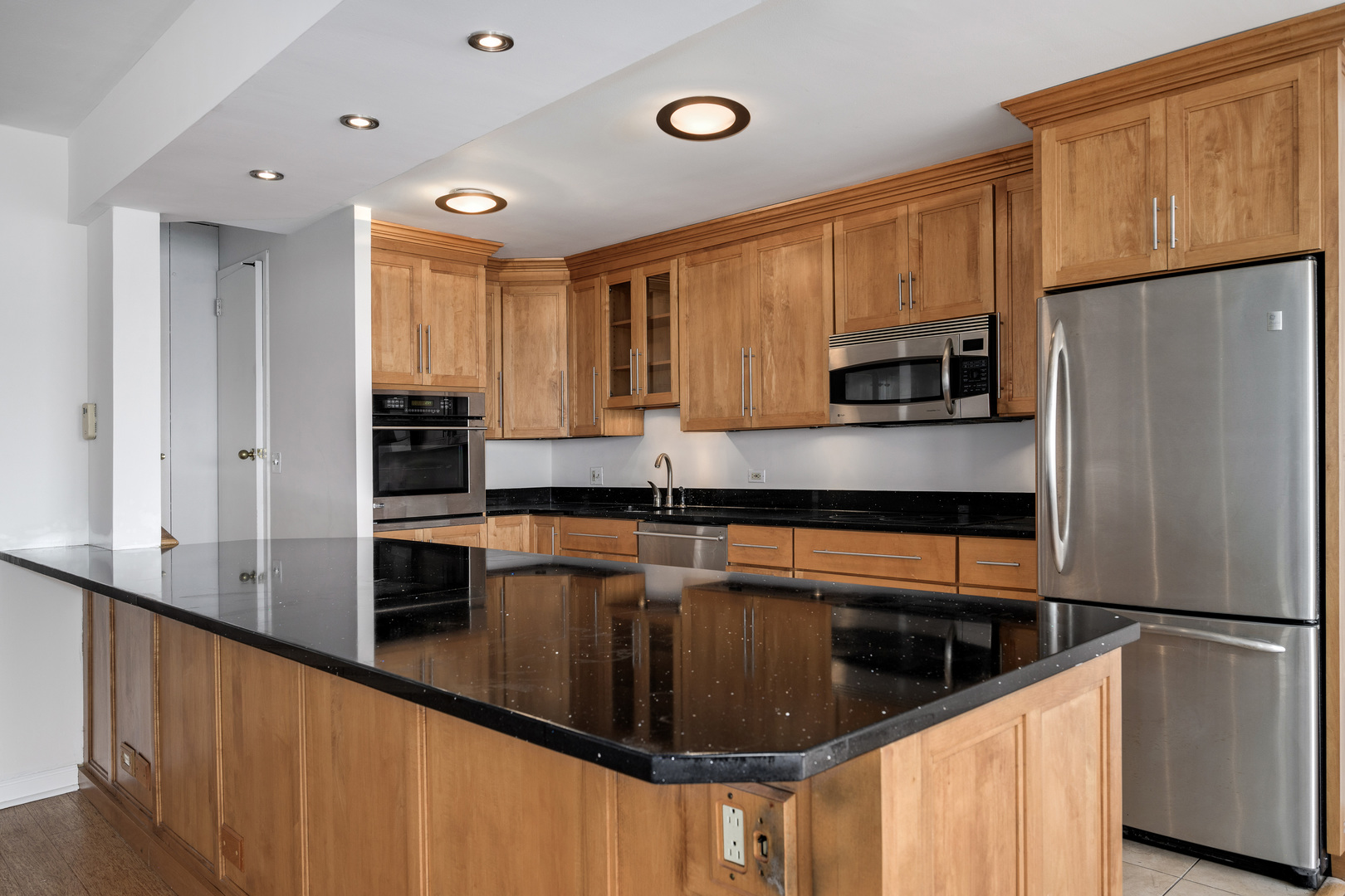 5733 North Sheridan Road, Unit 28B Chicago, IL 60660 - Photo 11 of 28