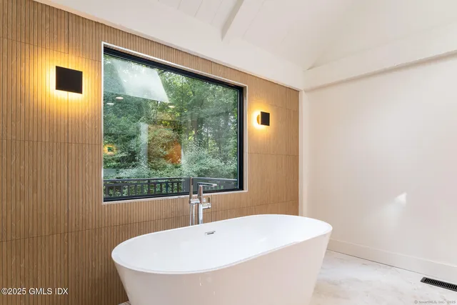 $2,995,000 | 10 Tomahawk Lane, Greenwich, CT 06830