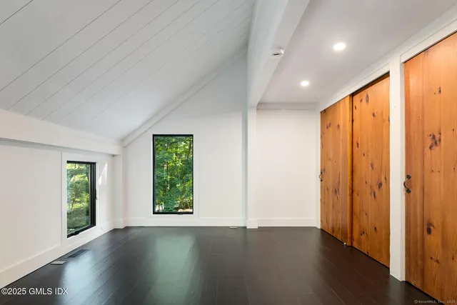 $2,995,000 | 10 Tomahawk Lane, Greenwich, CT 06830