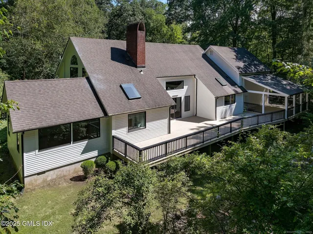 $2,995,000 | 10 Tomahawk Lane, Greenwich, CT 06830