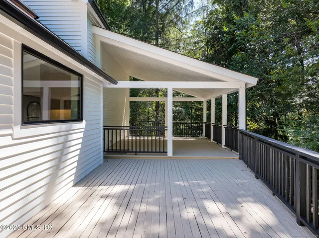 $2,995,000 | 10 Tomahawk Lane, Greenwich, CT 06830