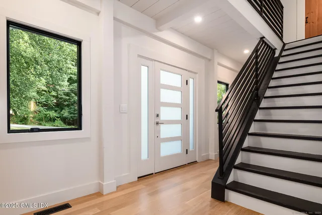 $2,995,000 | 10 Tomahawk Lane, Greenwich, CT 06830