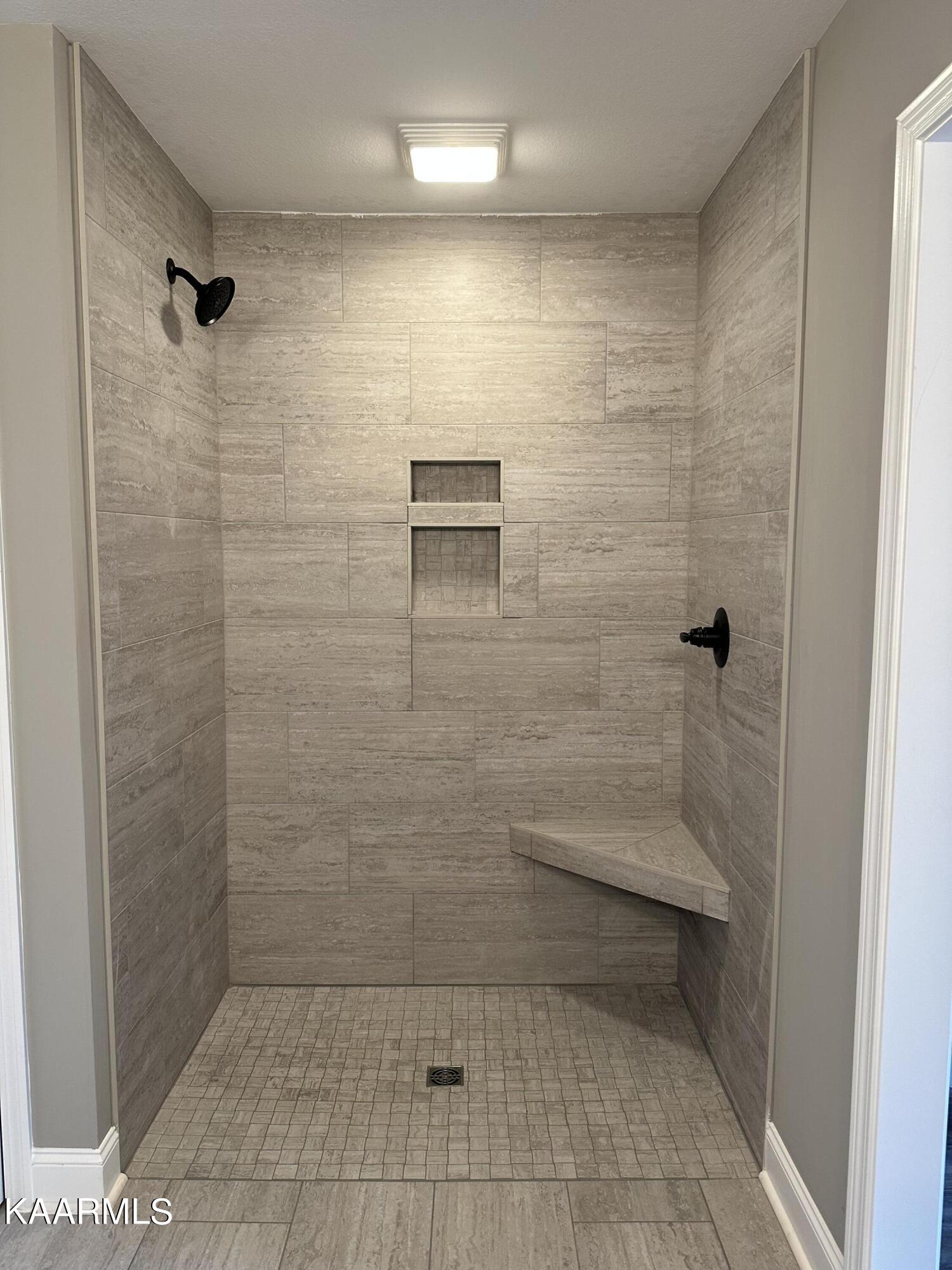 540 Henderson Road, Unit 14 Pigeon Forge, TN 37862 - Photo 25 of 40 Custom Tile Shower upgrade