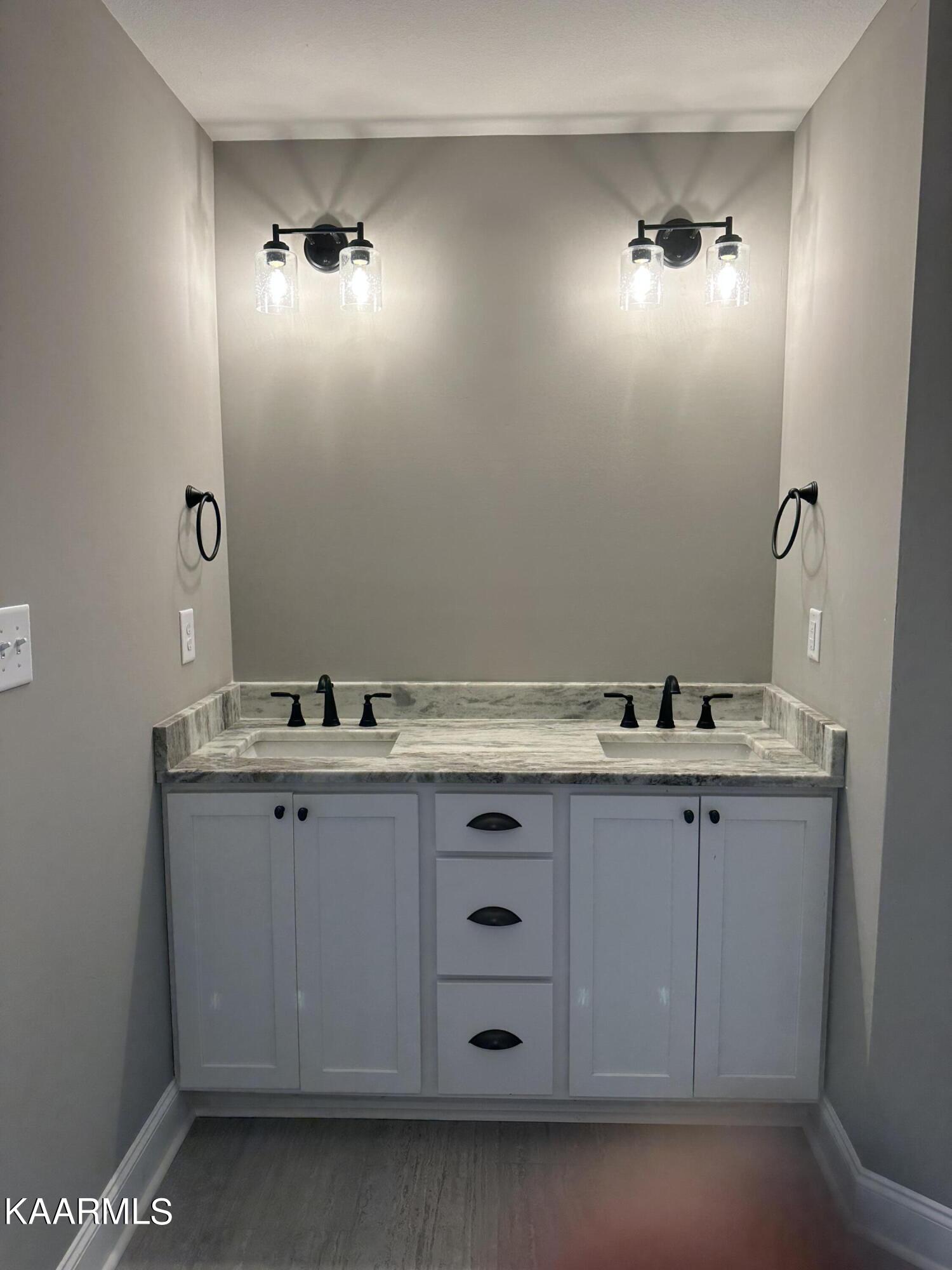 540 Henderson Road, Unit 14 Pigeon Forge, TN 37862 - Photo 26 of 40 Primary Bath