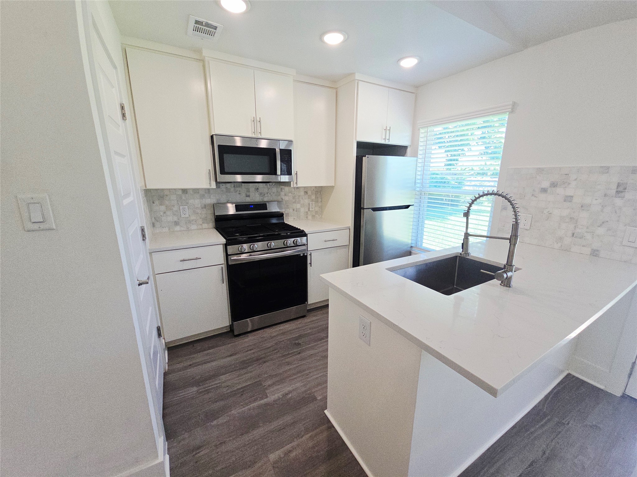 6103 Calmar Cove Austin, TX 78721 - Photo 4 of 20