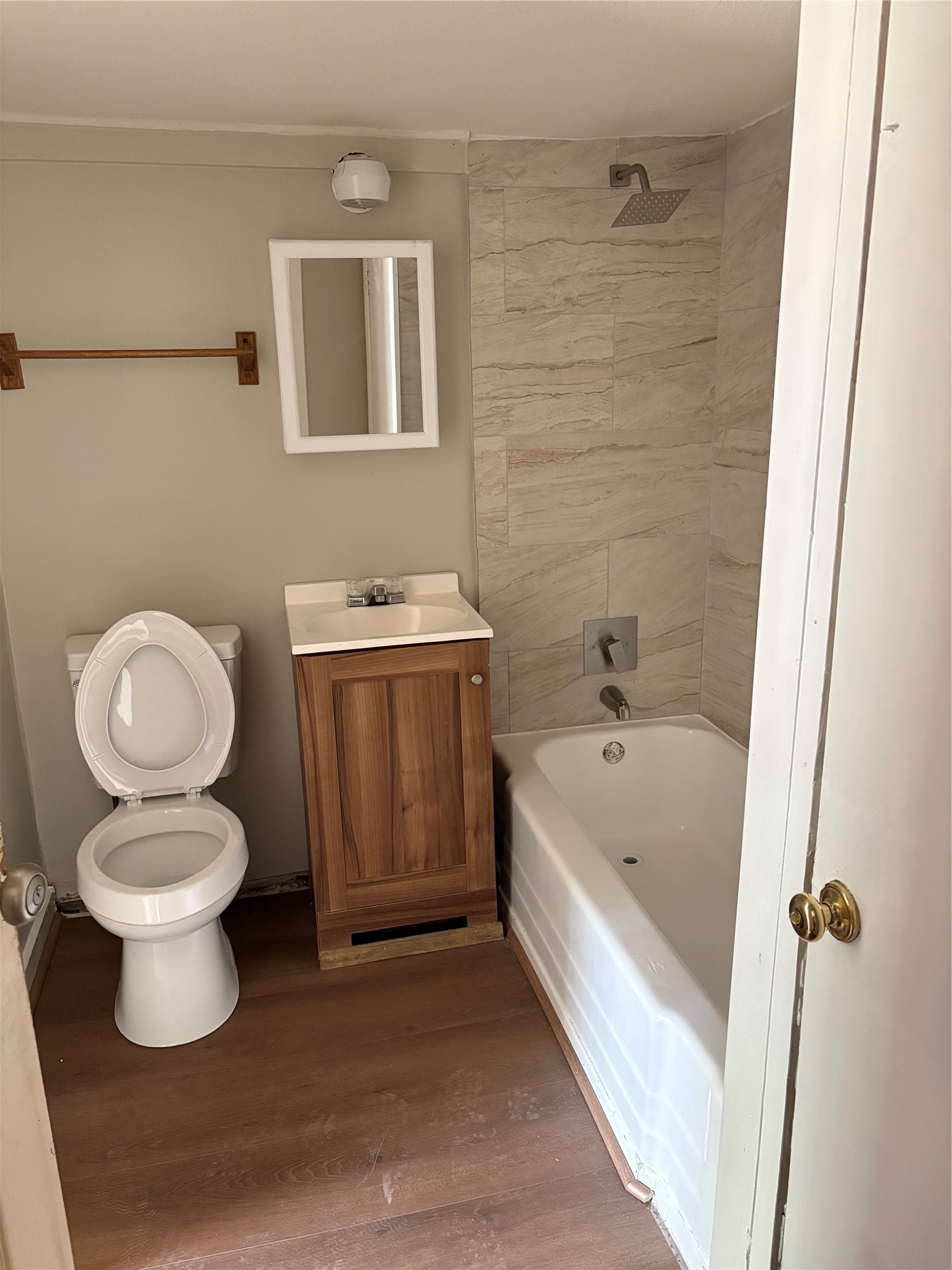 5914 Ridgeway Drive Houston, TX 77033 - Photo 21 of 23 Full Bath #2