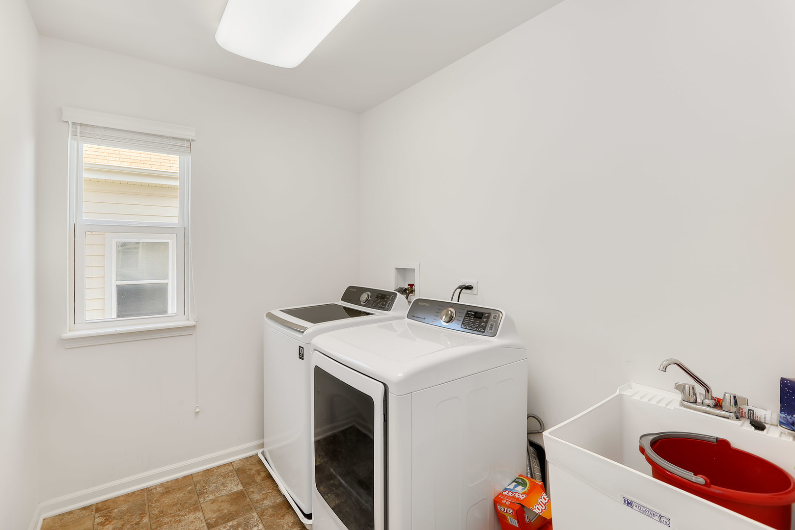 3531 English Prairie Road Elgin, IL 60124 - Photo 20 of 34 a utility room with dryer and washer