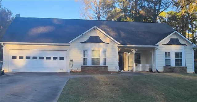 a view of a house with a backyard