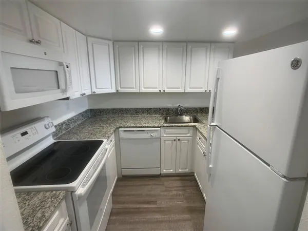 $1,811 | 19455 Northeast 10th Avenue, Unit 3106, North Miami Beach, FL 33179