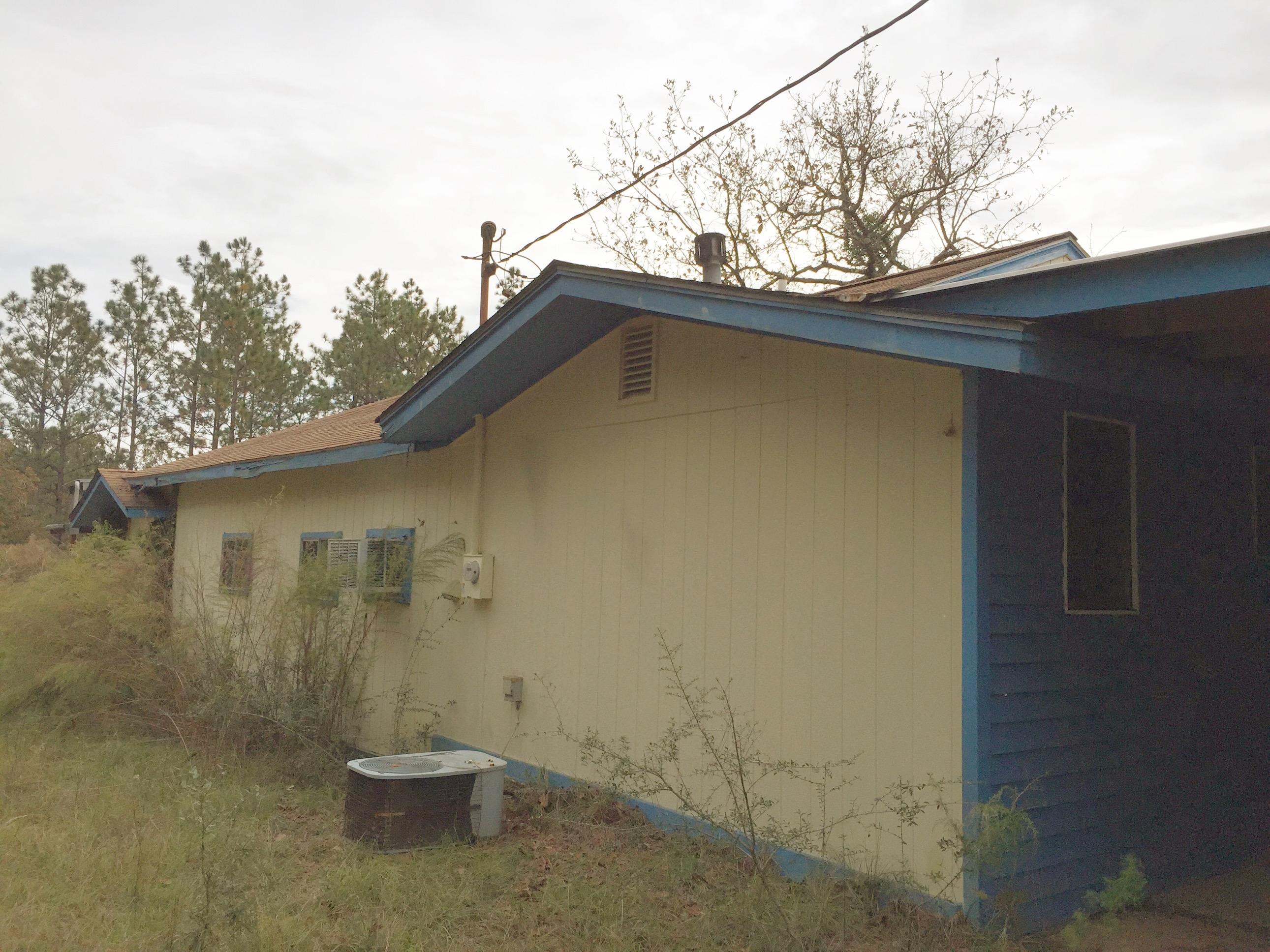 810 Sexton Road DeFuniak Springs, FL 32433 - Photo 19 of 21 a view of a small house