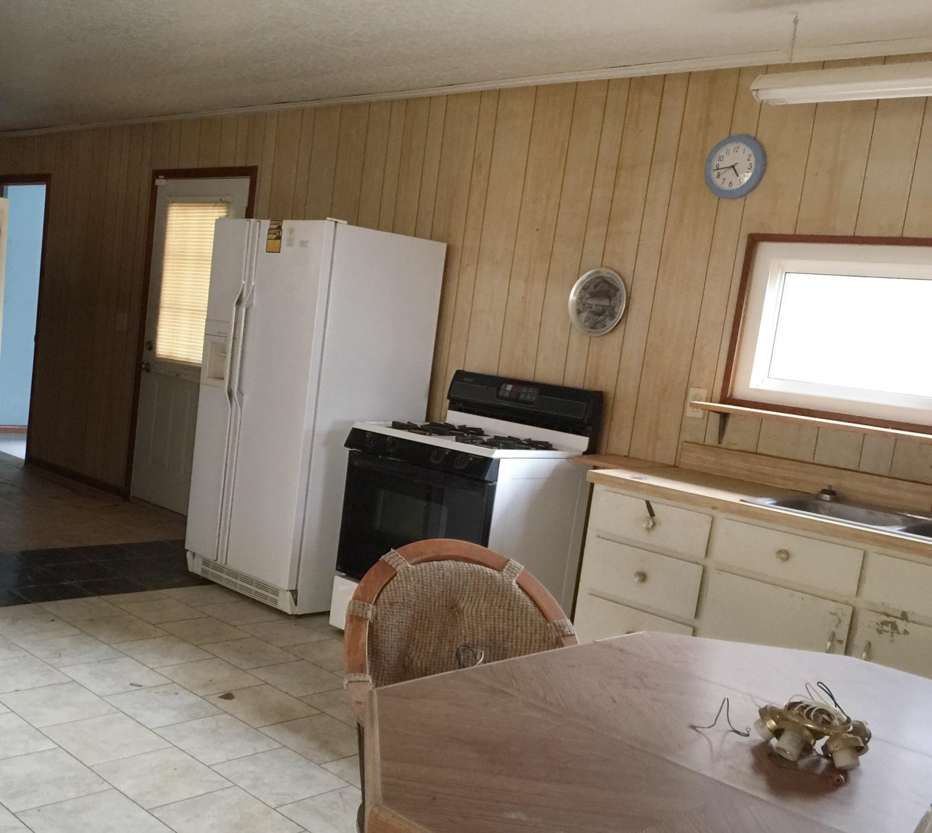 810 Sexton Road DeFuniak Springs, FL 32433 - Photo 3 of 21 a bedroom with a bed and a window