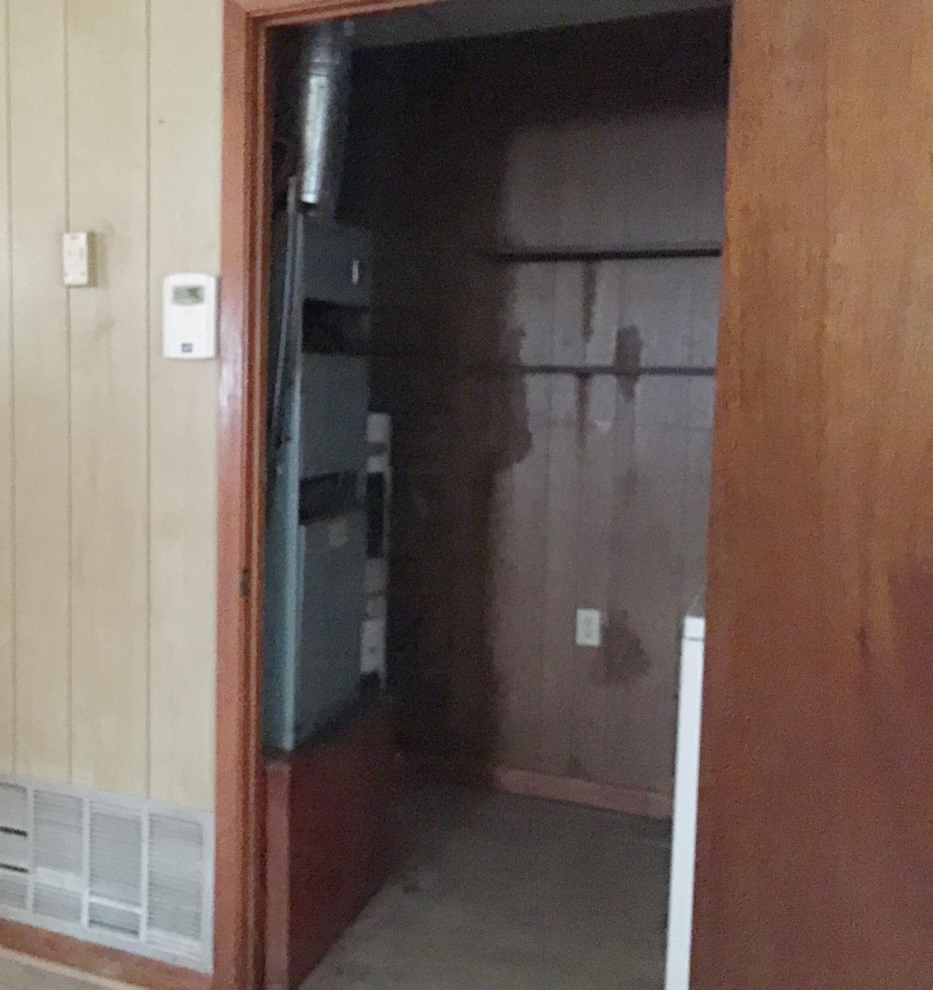 810 Sexton Road DeFuniak Springs, FL 32433 - Photo 5 of 21 a bathroom with a glass shower door