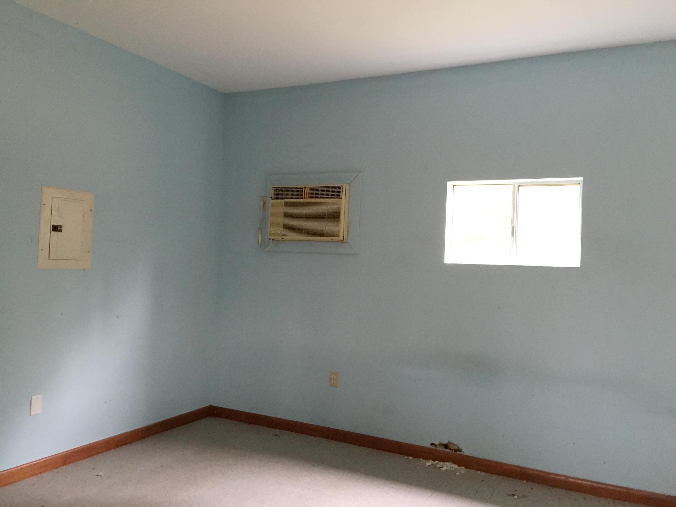 810 Sexton Road DeFuniak Springs, FL 32433 - Photo 10 of 21 an empty room with a window
