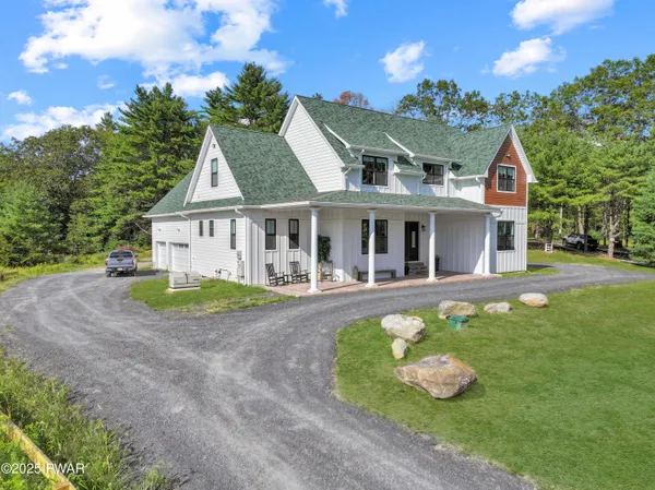 $949,000 | 37 Gary Lane, Greeley, PA 18425