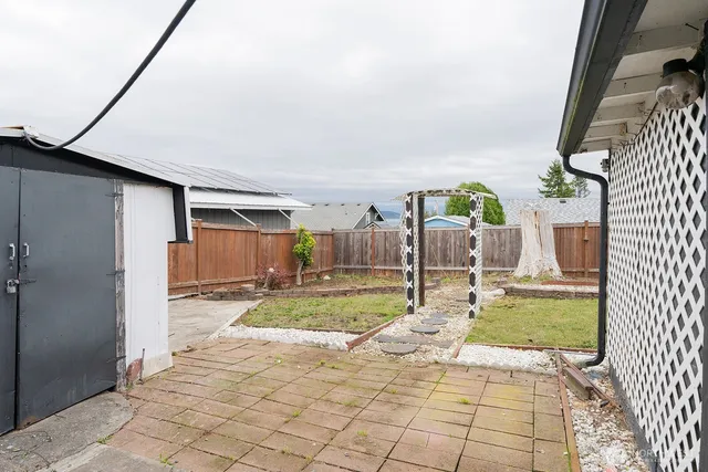 a view of a backyard