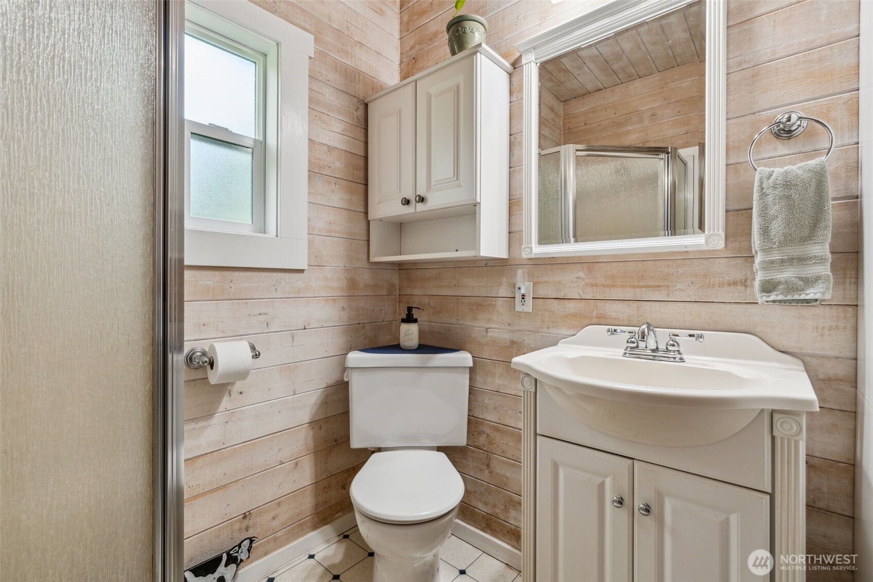 3381 Centralia Alpha Road Onalaska, WA 98570 - Photo 14 of 30 a bathroom with a toilet sink and mirror