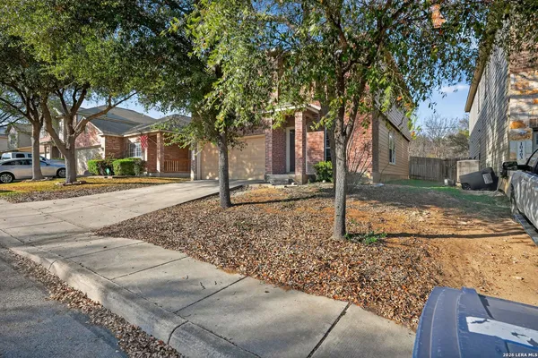 a view of a yard with a house